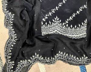 Costumes modernes non cousus pour femmes brodés à la main mode indienne pour les fêtes de style traditionnel - Product Image 1