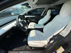 Sedán Eléctrico de Lujo 2022 de Bajo Kilometraje, 3 Puertas, Motor Dual, Tracción en las Cuatro Ruedas, Gran Autonomía, Carga Rápida, Interior Premium, Confort para el Conductor - Product Image 3