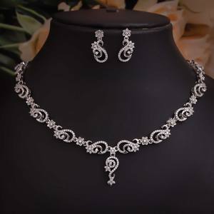 Ensemble collier et boucles d'oreilles pour femmes en argent plaqué tendance et minimaliste avec zircon brillant, bijoux élégants et à la mode pour les occasions de cadeaux - Product Image 1