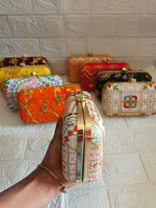 Combo de regalo de retorno de boda india, bolso de mano bordado y Bandhani Dupatta de seda pura, regalo de dama de honor, conjunto étnico de recuerdo de fiesta - Product Image 5