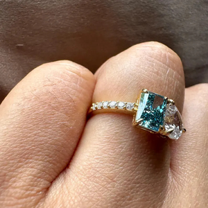 Anillo Toi Et Moi de Oro de 14K con Diamante Cultivado en Laboratorio de 2.3ct, Corte Radiante Azul Fantasía, Forma de Pera, Claridad VS, Certificado IGI, para Mujer - Product Image 4