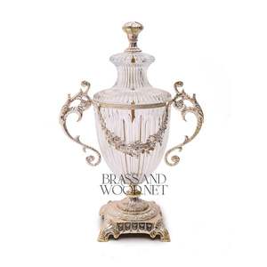 แจกันตกแต่งสไตล์โบราณทำจากเงิน ทองเหลือง และคริสตัล พร้อมหูจับประดับลวดลาย แกะสลักบนตัวแจกัน และฐานที่หรูหรา - Product Image 1