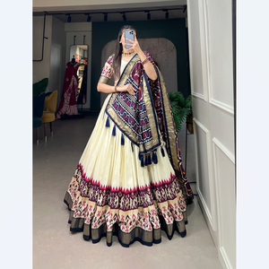 Designer traditionnel Navratri Lehenga Choli avec broderie lourde, travail en miroir et Dupatta pour la nuit Garba & Dandiya - Product Image 1