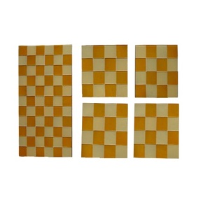 Sets de table carrés en céramique, motif damier orange beige, antidérapants, design moderne - Product Image 1