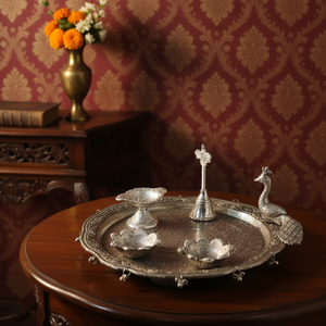 Ensemble de thali de prière en métal Art Déco indien traditionnel, finition argentée, avec assiette Aarti, lampe à huile, cloche, bols Haldi Kumkum, décorations Diwali - Product Image 5