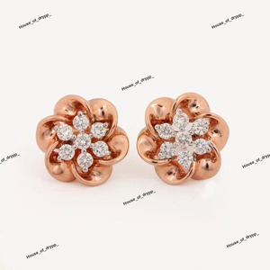 Boucles d'oreilles clous florales en argent avec grappe de diamants Moissanite brillants, design élégant et luxueux pour le quotidien et les cadeaux - Product Image 2