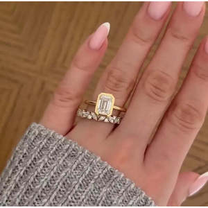 Bague de fiançailles pour femme en or jaune avec diamant de laboratoire taille émeraude de 2,00 carats, sertie clos, certifiée IGI, clarté VVS, style panier tendance - Product Image 6