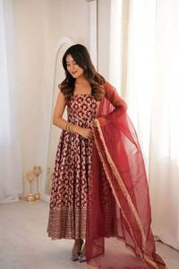 Robe Anarkali en Chanderi Jacquard Butti avec broderies et sequins, entièrement cousue, prête à porter, avec bas et dupatta. - Product Image 1