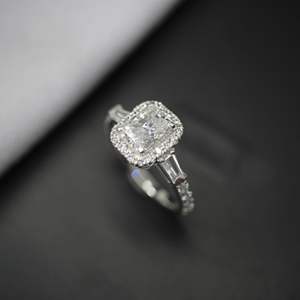 Anillo de Moissanita con Halo Radiante y Corte Baguette - Product Image 4