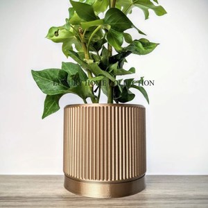 Elegante maceta de metal de calidad superior con un diseño de inspiración vintage para arreglos de plantas de oficina y jardín con estilo - Product Image 5