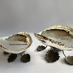 Bol de service en métal élégant et durable en acier inoxydable en laiton sans métal pour collations servies et décor élégant - Product Image 1