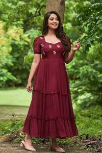 Robe pour femme de couleur rouge, robe maxi à imprimé floral en Georgette, robe de mariage de créateur. robe de soirée. - Product Image 6