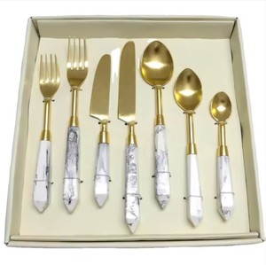 Ensemble de couverts design tendance haut de gamme Derniers couverts Poignées en résine verte Vaisselle polie à l'or Ustensiles de cuisine pour la coupe des aliments - Product Image 4