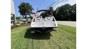 Bateau à moteur Yamaha 252XE Twin 1.8L HO d'occasion 2022 (104 heures) avec réservoirs de ballast, système audio Wetsounds, supports de wakeboard, + remorque en stock - Product Image 3