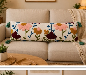 Housse de coussin lombaire en coton brodé motif floral Boho Meadow, taie d'oreiller longue artisanale avec pompons aux coins pour la décoration de la literie - Product Image 2