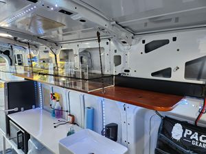 Camping-car moderne avec tente de toit, salle de bain, chambre et cuisine - Product Image 3