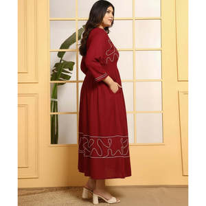 Deebaco Robe trapèze bordeaux grande taille pour femme avec broderie blanche, col en V, manches 3/4, longueur cheville, robe d'été décontractée - Product Image 5