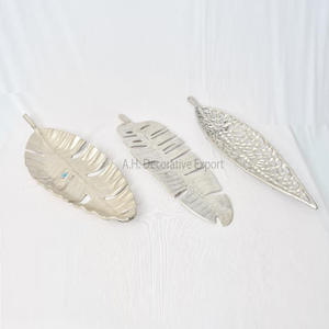 Plateau en aluminium au design antique Forme plus ronde Finition argentée Fruits et salade Plateau de service avec ensemble de 2 pièces pour plateau de service - Product Image 2