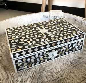 Boîte de rangement décorative artisanale en bois de luxe moderne de qualité supérieure, incrustée de nacre, avec motif floral gravé, forme personnalisable - Product Image 2