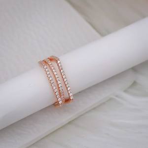 Bague élégante et tendance en acier inoxydable de style européen avec pierre en zircon cubique brillante, plaquée or, pour femmes - Product Image 1