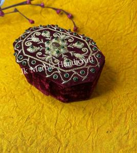 Caja de Joyería Bordada a Mano con Tela Roja Shanell, Precio de Mayoreo, Solución de Almacenamiento de Joyería - Product Image 4