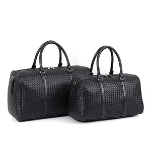 Sac de voyage en cuir PU tressé noir de grande taille avec logo personnalisé 2023, sac de voyage pour homme imperméable pour le week-end - Product Image 1