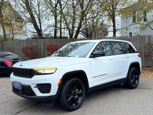 Cherokee Altitude 4x4 2024 d'occasion, blanc impeccable, conduite à gauche, sièges en cuir chauffants foncés, boîte automatique, jantes en alliage R17 - Product Image 6