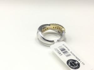 Elegante anillo de compromiso de diamantes Baguette: Una joya elegante para tu día especial - Product Image 6