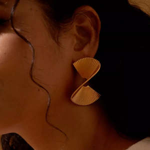 Orecchini Pendenti Scultorei in Oro Stile Ventaglio, Accessorio di Moda - Product Image 1