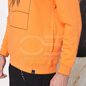 Elegante sudadera de hombre con diseño gráfico impreso Casual Loose Fit Warm Pullover para uso diario - Product Image 5