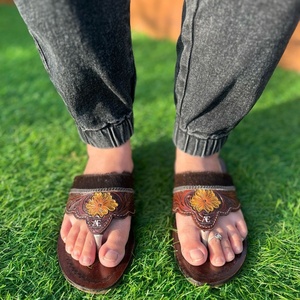 จริงทําด้วยมือของแท้ผู้หญิงสไตล์ตะวันตกTooled Cowhideหนังสบายๆกลางแจ้งFlipflopแบนสีน้ําตาลรองเท้าเปิดนิ้วเท้ารองเท้าแตะ - Product Image 1