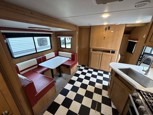 รถบ้านมือสอง ปี 2023 รุ่น Riverside RV Retro 240BH สำหรับตั้งแคมป์ - Product Image 6