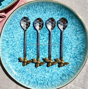 Premium Wedding Restaurant Party Patrón de cuchara de Peine de miel de 4 piezas con diseño de mango de abeja reina Cuchara de café y té - Product Image 3
