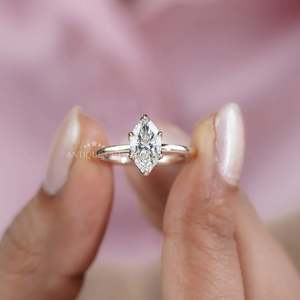 Anillo de Compromiso Solitario Marquise con Diamante Cultivado en Laboratorio Certificado por IGI, Engaste de 6 Puntas - Product Image 6