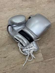 Gants de boxe sur mesure fabriqués en cuir de vache véritable, disponibles en tailles 6oz, 8oz, 10oz, 12oz, 14oz, 16oz, avec couleurs personnalisées - Product Image 3
