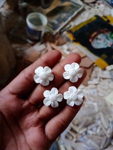 Fleurs de perles d'os sculptées à la main sur mesure avec des sculptures complexes idéales pour une utilisation par les créateurs de bijoux et les magasins de perles - Product Image 2