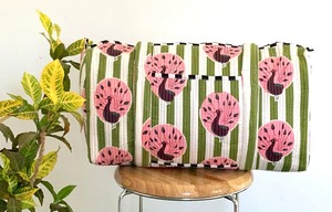 Bolsa de Viaje de Fin de Semana Hecha a Mano de Algodón, Estampado de Bloques de Pavo Real Blanco y Verde, Bolsa de Viaje de Lujo Acolchada, Gran Capacidad, Diseño Duradero - Product Image 4