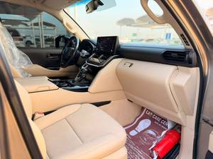 โตโยต้า แลนด์ ครุยเซอร์ จีเอ็กซ์อาร์ 300 (LC300) ปี 2022 รถ SUV ระดับหรู 7 ที่นั่ง เกียร์อัตโนมัติ มือสอง |   พร้อมส่งออก - Product Image 4