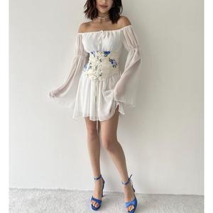 Abito in Tulle bianco con corsetto floreale - Product Image 1