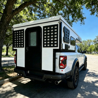 Camper tout-terrain avec toit en tissu escamotable - Basecamp complet pour les voyages en forêt, en montagne et sur sentiers accidentés