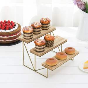 Support à gâteau en métal doré de luxe avec finition brillante, parfait pour les fêtes haut de gamme, les fiançailles, les anniversaires et la présentation de gâteaux - Product Image 3