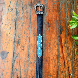 Cinturón Vaquero de Cuero Genuino Hecho a Mano con Tachuelas, Parche Floral Turquesa y Hebilla de Latón Macizo de 40 mm, Estilo Rock Argentino - Product Image 3