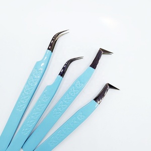 Pinzas para extensión de pestañas de calidad superior, azul cielo con pinzas grabadas de mariposa de acero sostenible recubiertas de Color negro Plasma - Product Image 1
