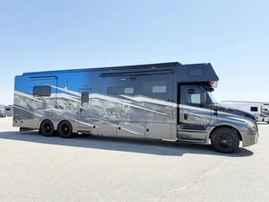 ขายรถบ้านมือสองสภาพดีเยี่ยม รุ่น R-e-n-e-g-a-d-e Classic 45CMR ปี 2027 พร้อมส่ง - Product Image 1