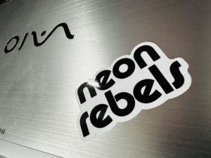 Etiqueta colgante funcional personalizada, etiqueta oscilante, tarjeta de etiqueta impermeable de laminación PP brillante en blanco y negro - Product Image 4