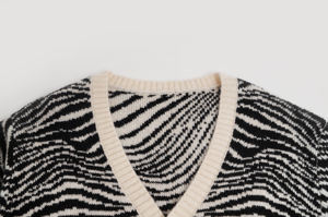 <span class=keywords><strong>Cardigan</strong></span> con scollo a V in maglia a strisce zebrate da donna con bottone all'uncinetto con polsini a costine e rifiniture per l'inverno - Product Image 3