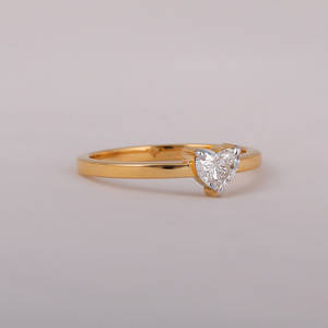 Bague de mariage élégante en or jaune 18KT Trendy Heart Shape Solitaire Claw Setting Lab Created Diamond Classic Style IGI Certified - Product Image 6