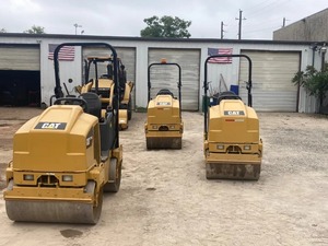 Excellent rouleau de route Cat CB 2.7 Construction de machines de route Caterpillar meilleure offre disponible à la vente - Product Image 2