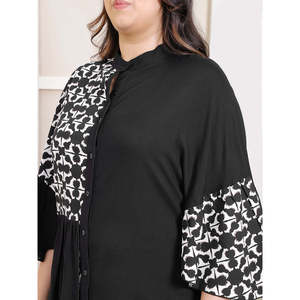 Deebaco Vestido camisero de manga murciélago con botones y estampado geométrico en contraste con cuello mandarín para mujer de talla grande - Product Image 2