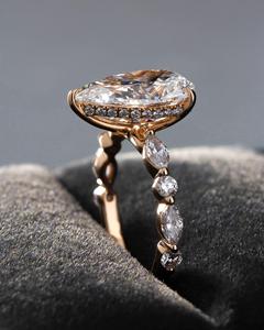 Bague de fiançailles en CZ blanc taille poire 12x8mm Bague plaquée or avec pierres latérales marquises - Product Image 4